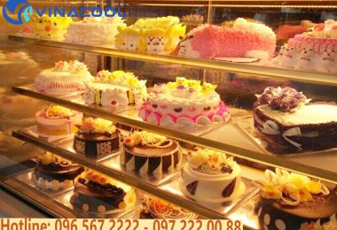 Tủ trưng bày bánh kem để bàn giúp giữa chất lượng bánh luôn tươi mới, thơm ngon